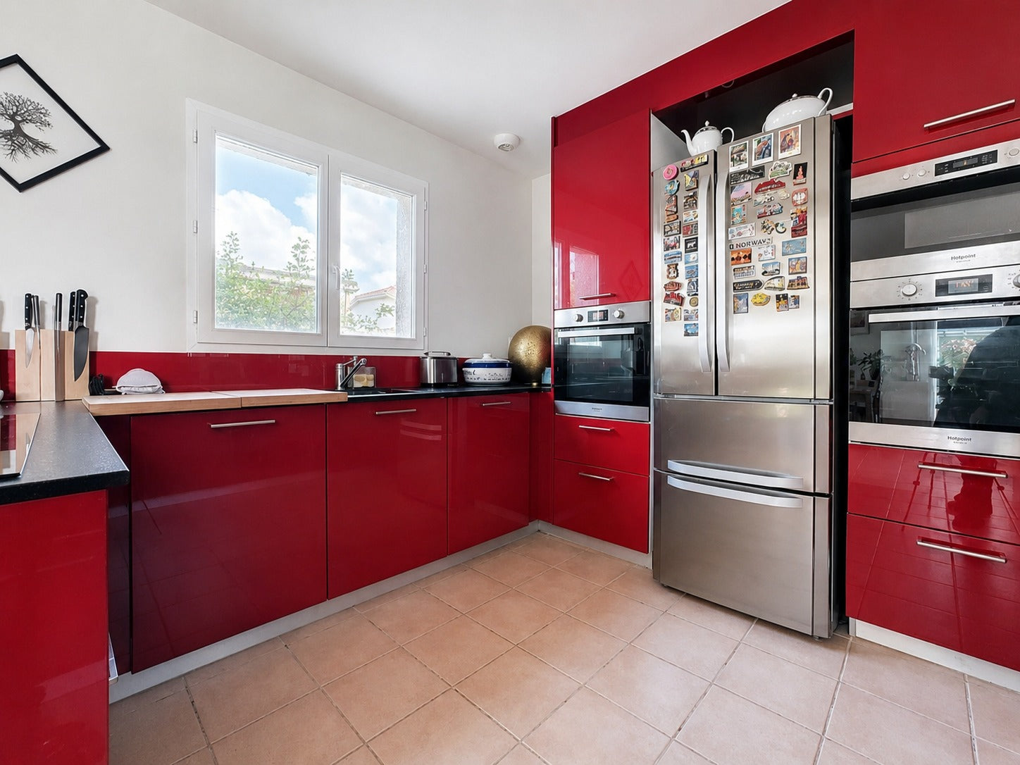 Cuisine rouge avant rénovation adhésive